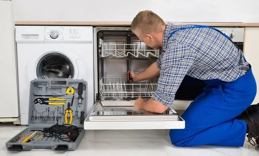 Güzelbahçe Viessmann servisi teknisyen ekibi beyaz eşya tamiri yaparken